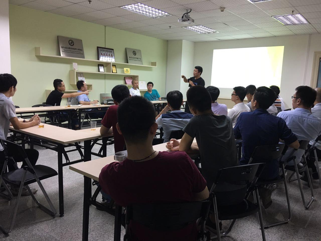 吉杰老师演讲.jpg